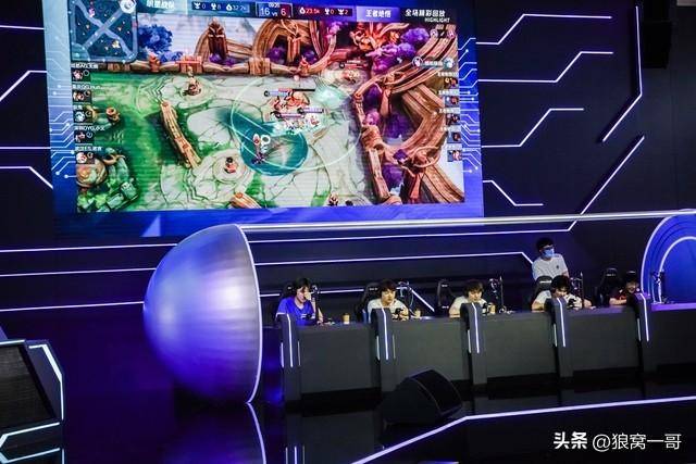 想赚大钱，可以关注电竞比赛周边产业发展，电竞选手收入直线上升